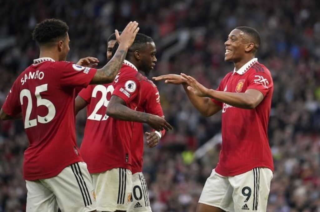 ác cầu thủ Manchester United ăn mừng bàn thắng của Anthony Martial vào lưới Chelsea trong trận đấu bị hoãn của Tuần 32 Giải Ngoại hạng Anh 2022/2023, sáng sớm Thứ Sáu (26/5/2023)