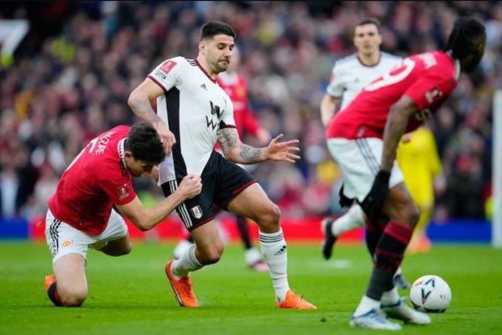 Cuộc đọ sức giữa Harry Maguire và Aleksandar Mitrovic trong khuôn khổ FA Cup 2022/2023 trận đấu Manchester United vs Fulham, Chủ Nhật (19/3/2023)