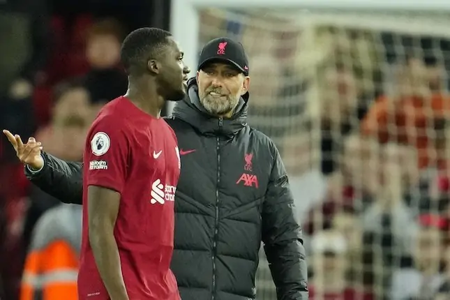 Huấn luyện viên của Liverpool, Jurgen Klopp (phải), cùng các cầu thủ của ông, Ibrahima Konate 