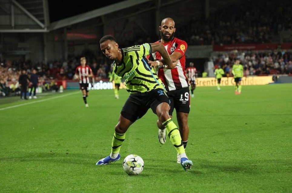 Gabriel Magalhaes đấu tay đôi với các cầu thủ đối phương trong trận Brentford vs Arsenal, vòng 3 Carabao Cup 2023/2024 