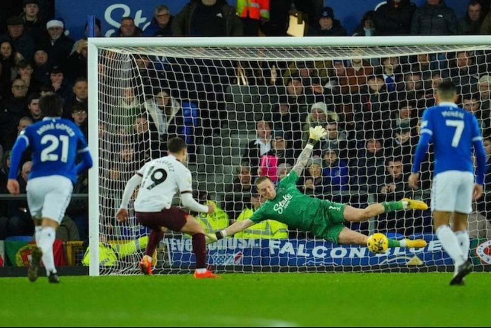 Julian Alvarez ghi bàn từ chấm phạt đền trong trận đấu Premier League giữa Everton vs Manchester City, thứ Năm (28/12/2023)