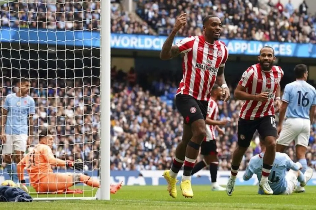 Màn ăn mừng của Ivan Toney sau khi ghi bàn cho Brentford trong trận đấu với Manchester City trên sân Etihad, Premier League 2022/2023