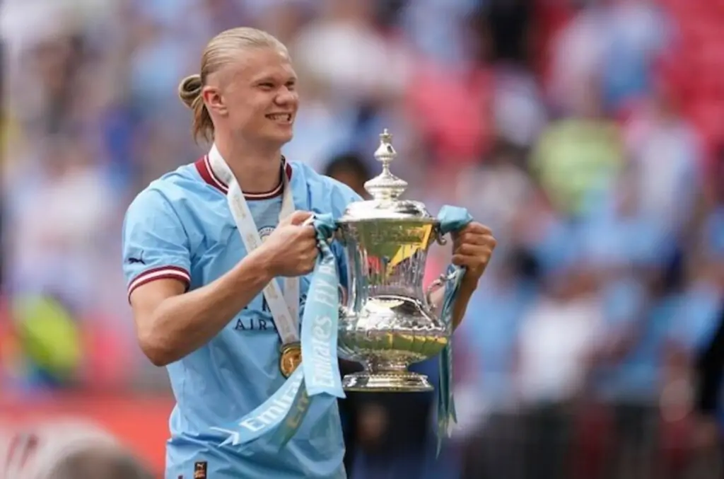 Tiền đạo của Manchester City, Erling Haaland nâng cao chiếc cúp FA.