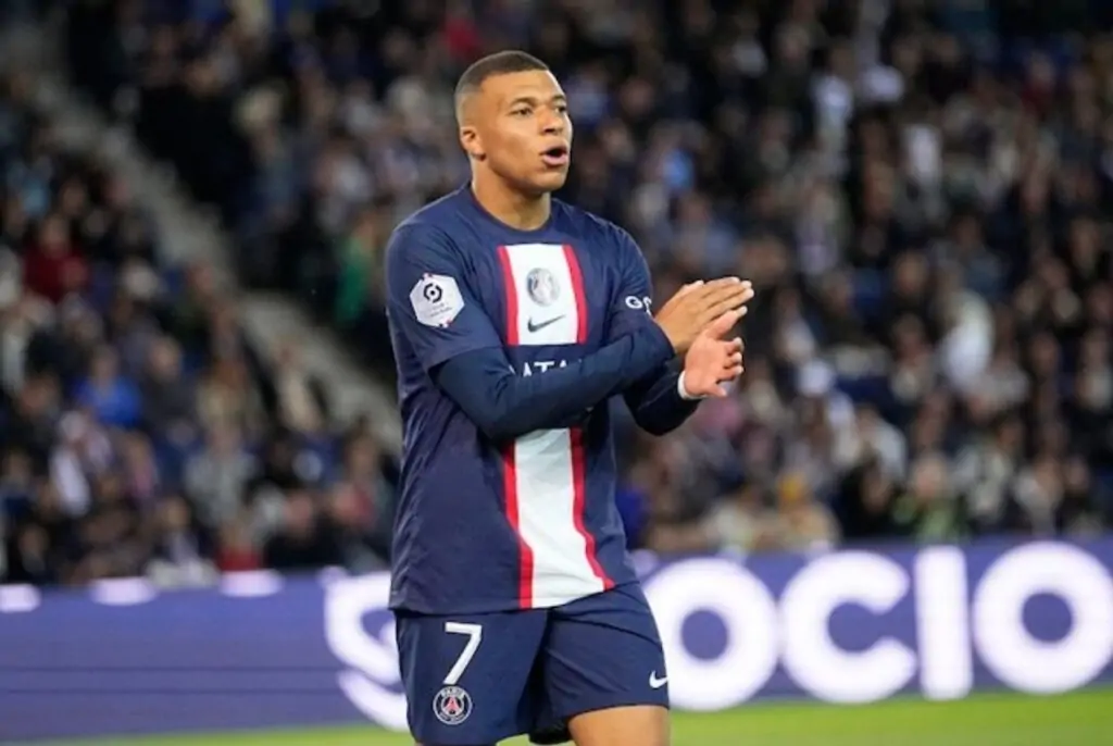 Hành động của Kylian Mbappe trong trận PSG vs Ajaccio thuộc vòng 35 Ligue 1 2022/2023, rạng sáng Chủ Nhật (14/5/2023)