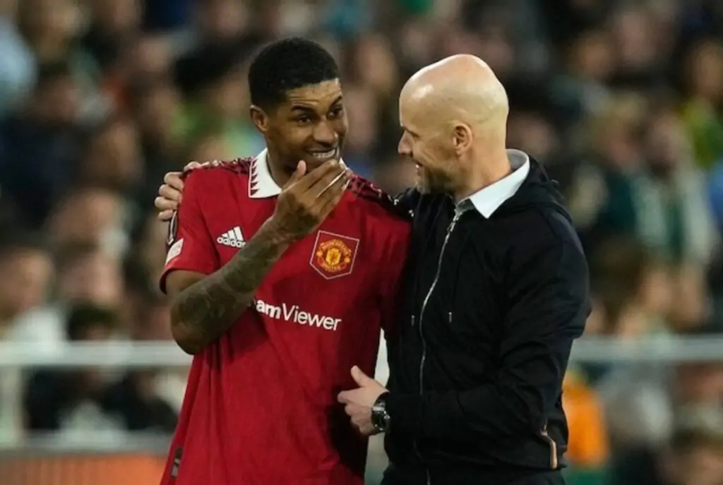 Tiền đạo của Manchester United, Marcus Rashford (trái) và huấn luyện viên Erik Ten Hag