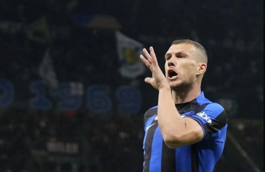 Màn ăn mừng của Edin Dzeko sau khi ghi bàn thắng trong trận AC Milan vs Inter Milan ở bán kết lượt đi Champions League 2022/2023, rạng sáng thứ Năm (5/11/2023) 