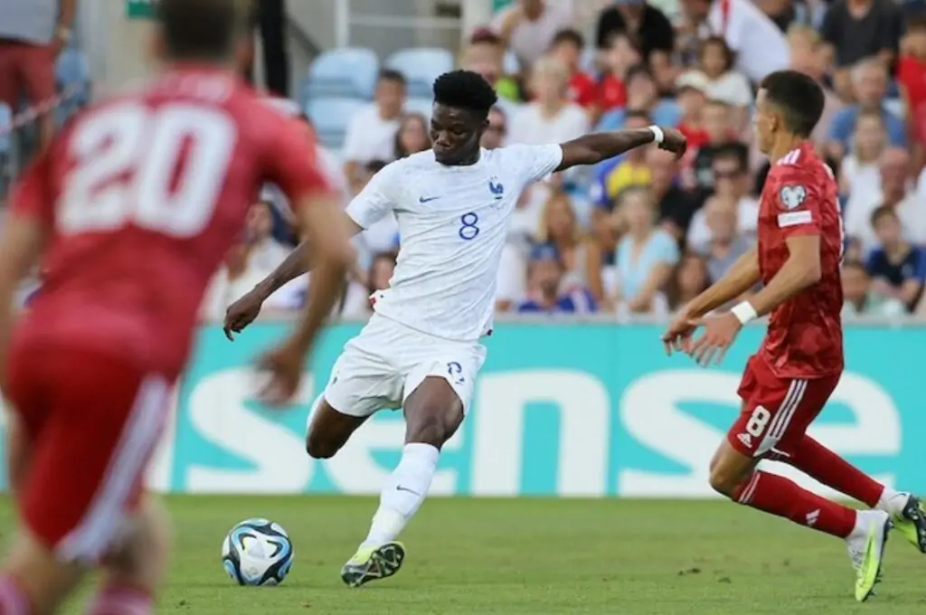 Aurelien Tchouameni bị đối thủ bao vây trong trận Gibraltar vs Pháp, Vòng loại Euro 2024 