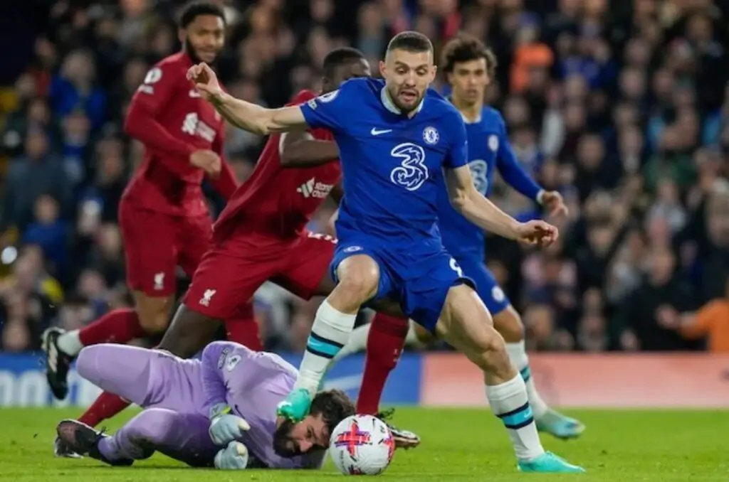 Hành động của tiền vệ Mateo Kovacic của Chelsea trong trận đấu với Liverpool trong trận đấu bị hoãn ở Tuần 8 của Giải Ngoại hạng Anh 2022/2023, Thứ Tư (4/5/2023) 