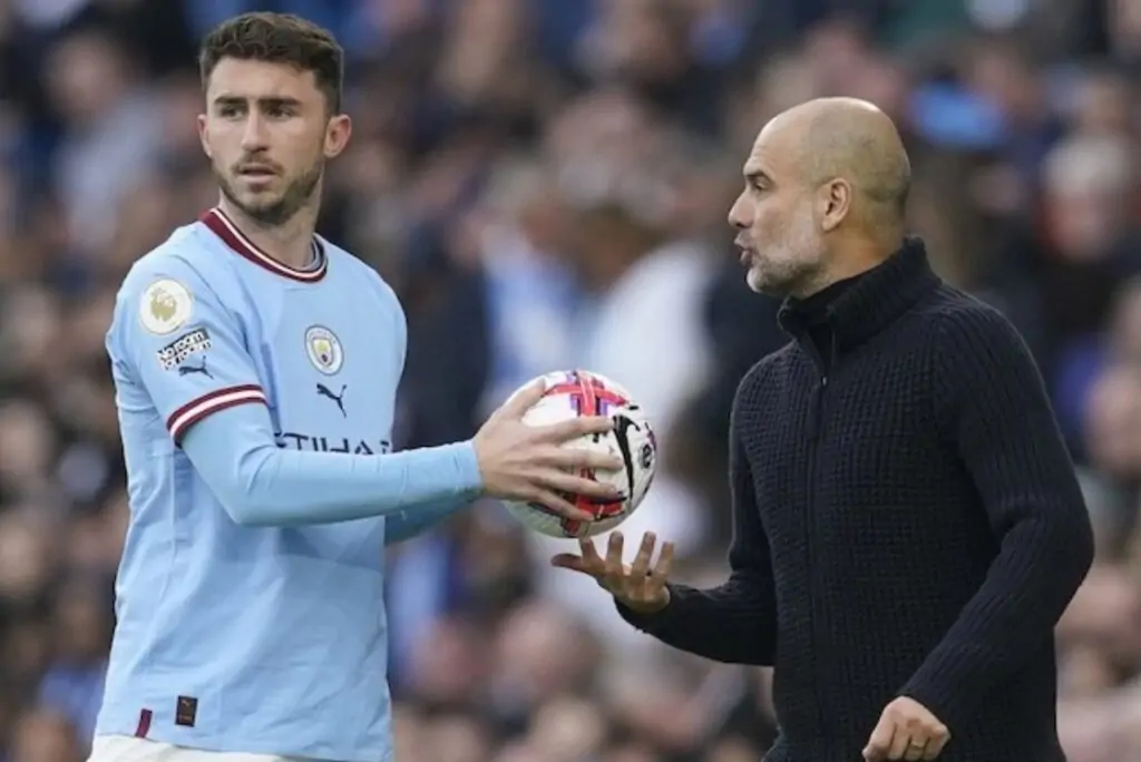 Cầu thủ Manchester City Aymeric Laporte (trái) và huấn luyện viên Josep Guardiola