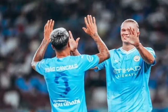 Lễ kỷ niệm của hai cầu thủ Manchester City, Joao Cancelo và Erling Haaland (c) Twitter chính thức của Manchester City