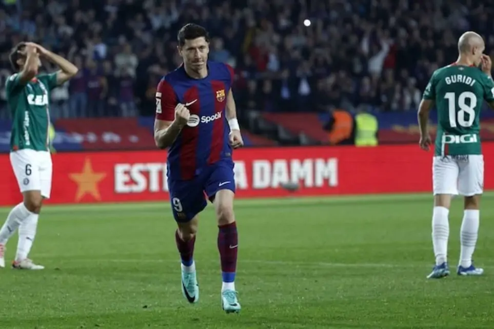 La Liga 2023/2024: Pha ăn mừng bàn thắng của cầu thủ Robert Lewandowski của Barcelona trong trận Barcelona vs Alaves ở Tuần 13 