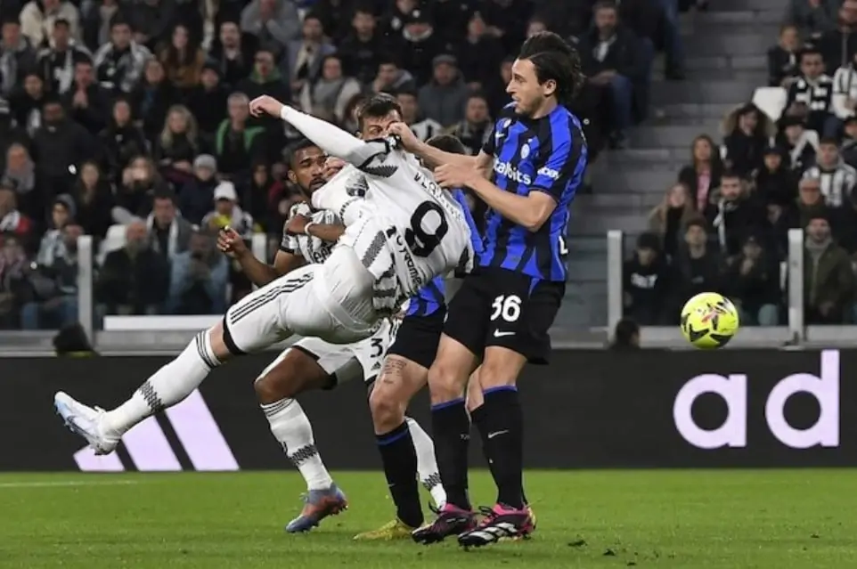 Cuộc đọ sức giữa Dusan Vlahovic và Matteo Darmian trong trận bán kết Coppa Italia 2022/2023 Juventus vs Inter Milan, Thứ Tư (4/5/2023) 