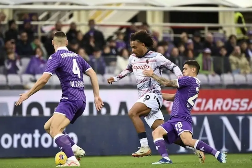 Serie A 2023/2024: Lucas Martinez Quarta (phải) vs Joshua Zirkzee trong trận Fiorentina vs Bologna tuần 12