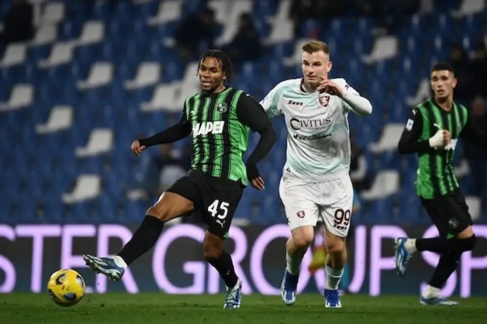 Armand Lauriente (trái) và Mateusz Legowski đọ sức trong trận Sassuolo vs Salernitana trên sân Mapei Stadium trong khuôn khổ giải Serie A 2023/2024 tiếp theo, sáng sớm thứ Bảy (11/11/2023) 